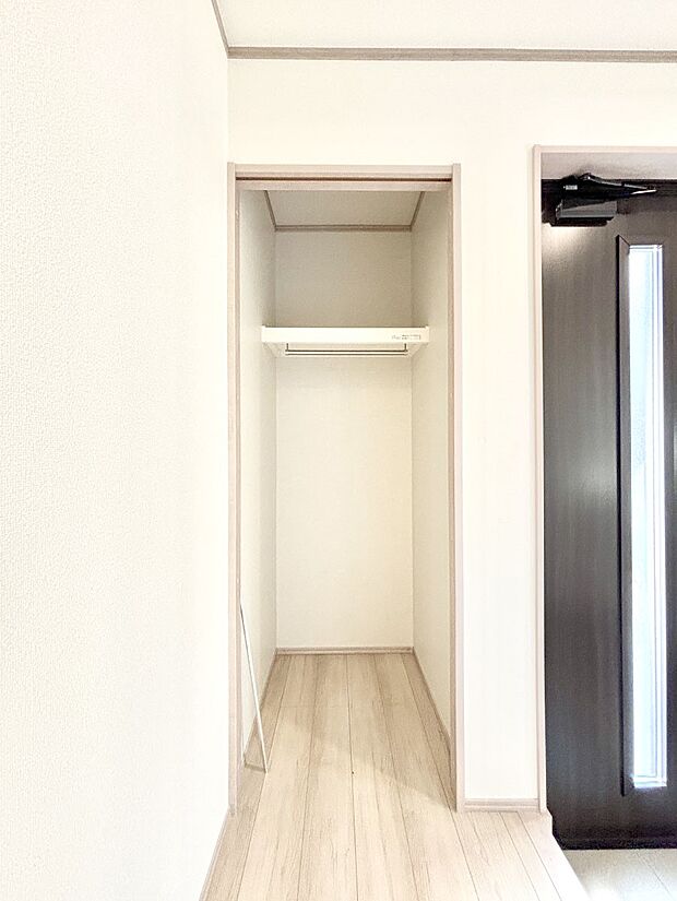 玄関ホール収納です。掃除道具やお出かけ用グッズの収納に便利です。