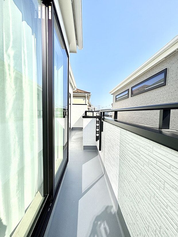 南向きのバルコニー!ご家族の洗濯物はもちろん、お布団もたっぷり干せます!