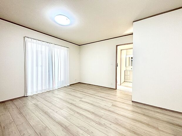 大きな窓からたっぷりの陽光と風を感じられるリビング