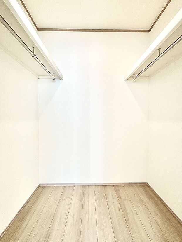 ウォークインクローゼット付きで生活空間を広く利用できます。