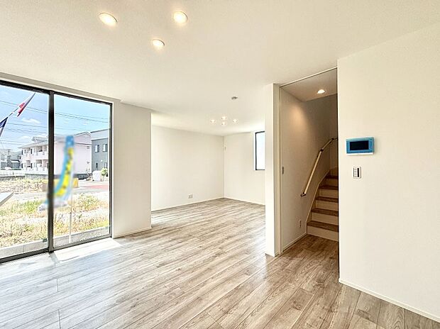 大きな窓からたっぷりの陽光と風を感じられるリビング