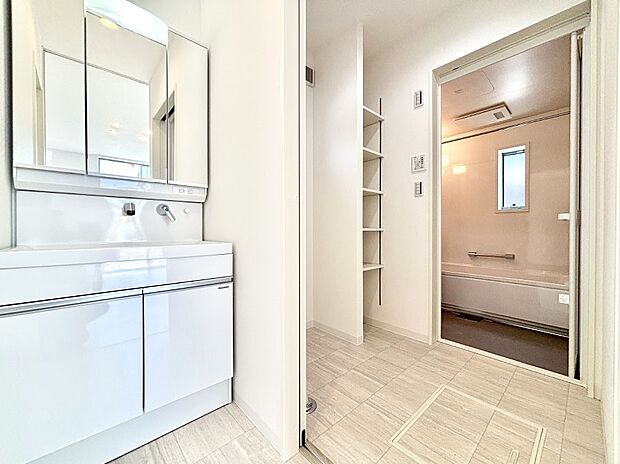 大きく見やすい三面鏡で清潔感ある洗面台は、身だしなみチェックや肌のお手入れにおすすめです。 