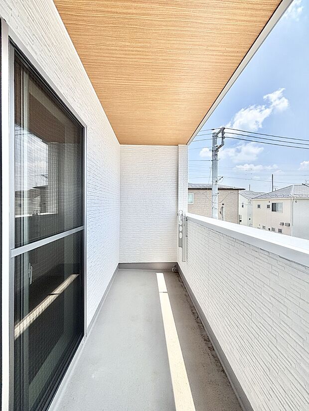 暖かな陽光が降り注ぐバルコニーはお洗濯におすすめ。爽やかな風も心地よいです。