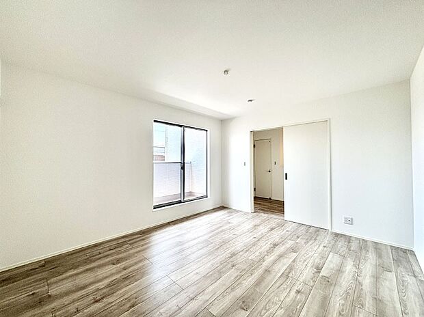 明るいバルコニーサイドに洋室を設置。目覚めの良い寝室に。