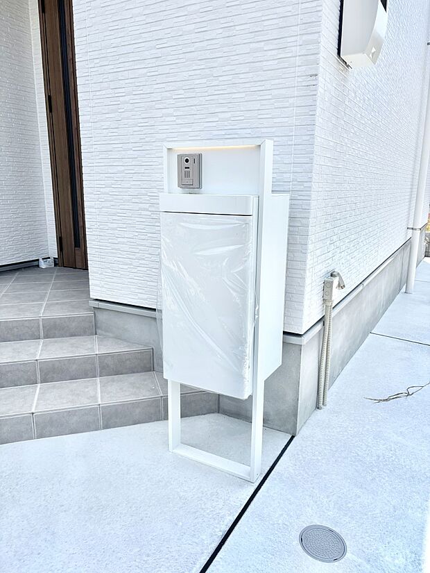 シンプルデザインのポスト。