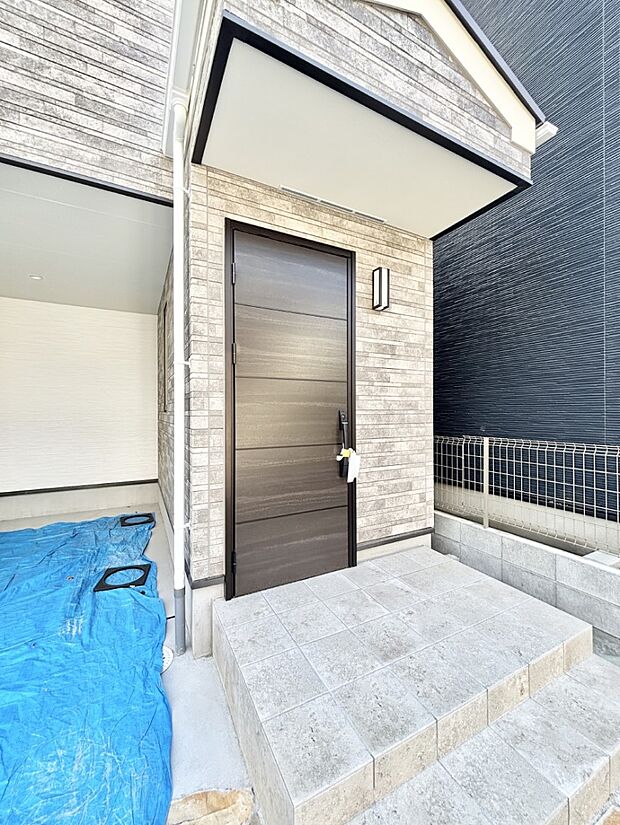 住まいの顔を演出する、玄関ドア。