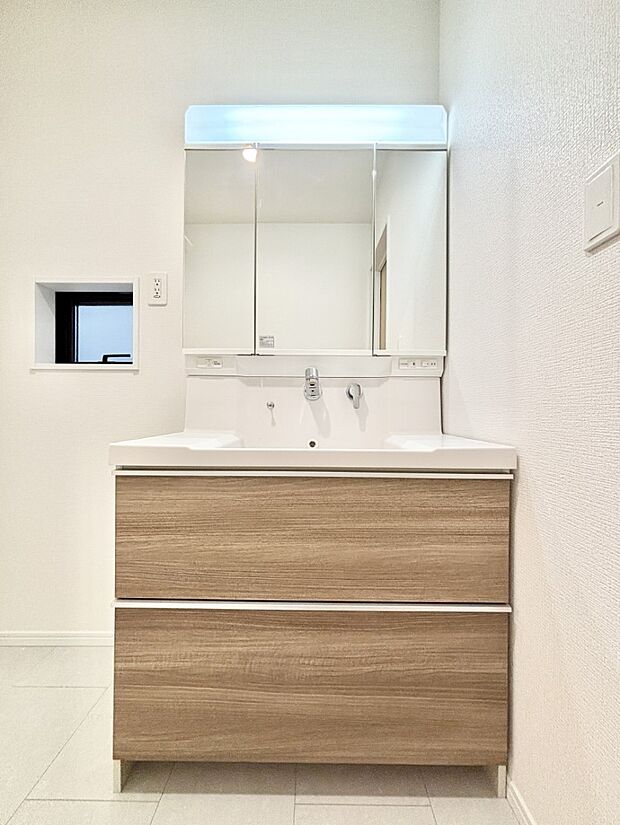 大きく見やすい三面鏡で清潔感ある洗面台は、身だしなみチェックや肌のお手入れにおすすめです。