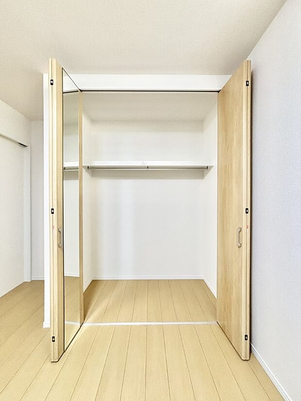 洋室のクローゼット。奥行きがあるので厚手の衣類もすっきり収まります。