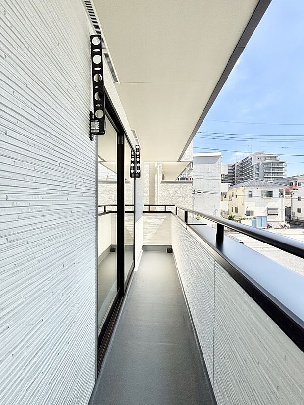 暖かな陽光が降り注ぐバルコニーはお洗濯におすすめ。爽やかな風も心地よいです。