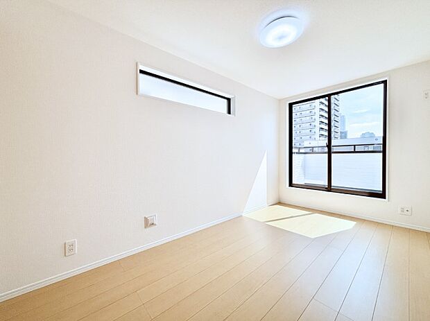 明るいバルコニーサイドに洋室を設置。目覚めの良い寝室に。