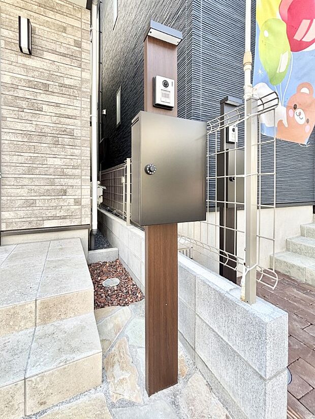 表札・インターホン・ポストをひとつに集約。エントランスになじむシンプルデザイン。