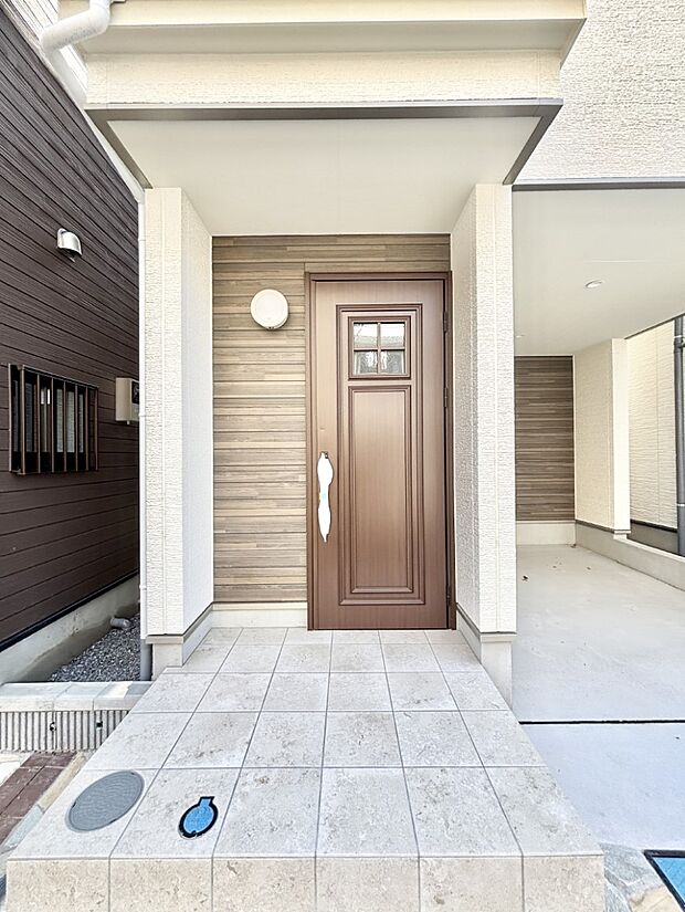 大切な家族、来客を出迎える玄関。玄関前は屋根付きで雨が降っていても濡れにくいです。