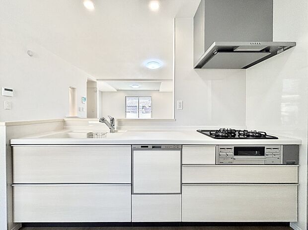 リビングを見渡せる人気のカウンターキッチン。 家族を見守りながら家事をすることができます。