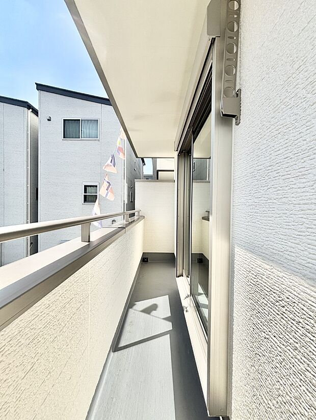 ゆったりバルコニーだから沢山お洗濯ものを干せます。