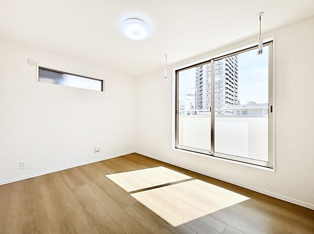 バルコニーが開放感をプラスしてくれる洋室