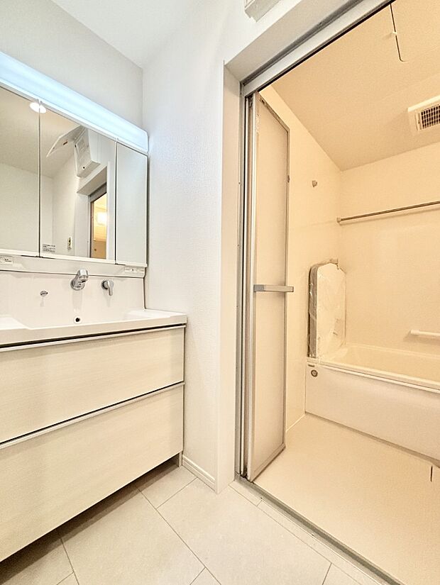 ゆとりの洗面スペースで朝の身支度もラクラク  