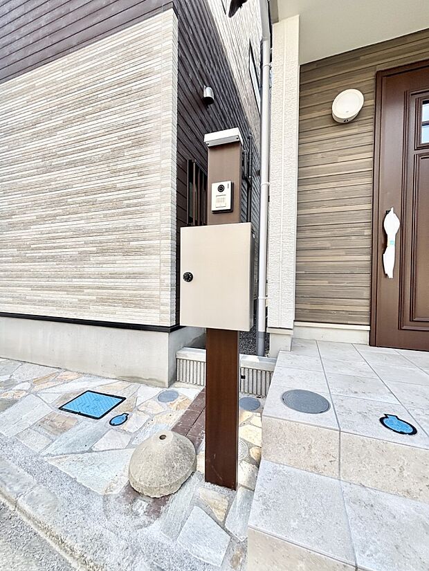 表札・インターホン・ポストをひとつに集約。エントランスになじむシンプルデザイン。