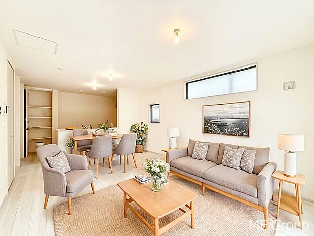 プライバシーも守れる2階リビングは明るく開放感たっぷり！　※家具はCGです