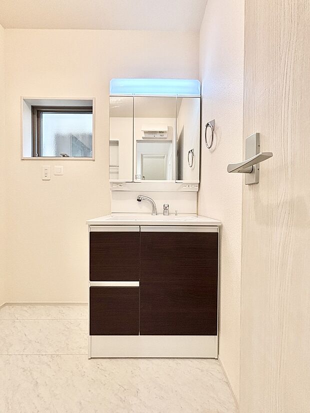 収納力と機能性に優れた洗面化粧台