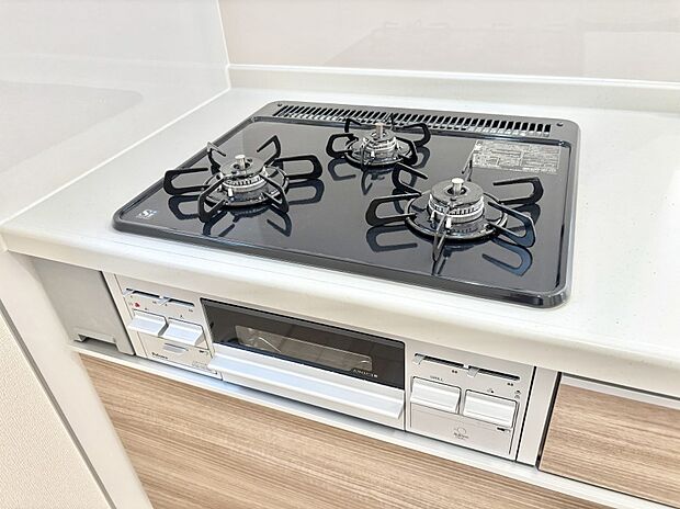 ガスコンロはSiセンサー搭載。火力調節や焦げ付き・消し忘れも防いでくれます。