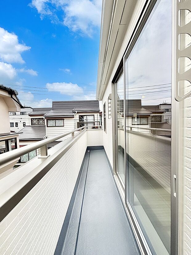 暖かな陽光が降り注ぐバルコニーはお洗濯におすすめ。爽やかな風も心地よいです。