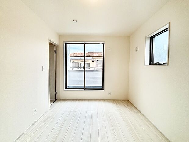 バルコニーが開放感をプラスしてくれる洋室    