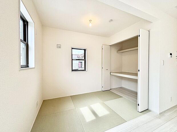 リビングと隣り合っている和室。ほっと一息できる和の空間です。