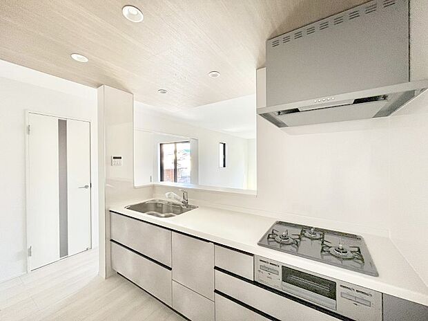 リビングで遊ぶお子様を見守りながらお料理ができる対面キッチン。