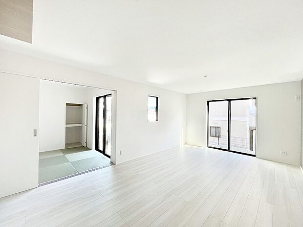 明るい陽光が注ぎ、寛ぎの雰囲気に満たされるダイニング。   