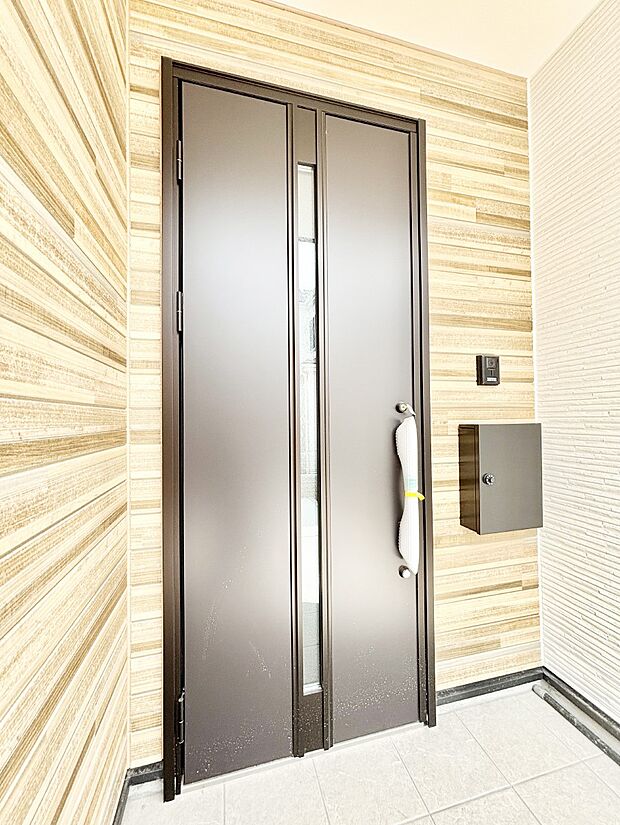 玄関前は雨が降っても濡れにくい屋根付き