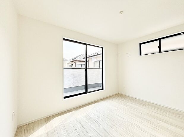 バルコニーが開放感をプラスしてくれる洋室