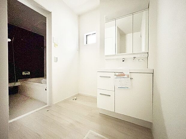 清潔感ある洗面化粧室で朝の身支度も快適