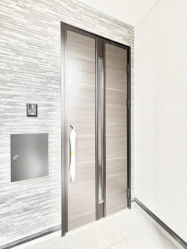 玄関前は雨が降っても濡れにくい屋根付き