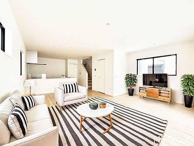 落ち着いた雰囲気のLDKは家族みんなの快適空間※家具はCGです