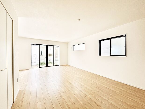 大きな窓からたっぷりの陽光と風を感じられるリビング