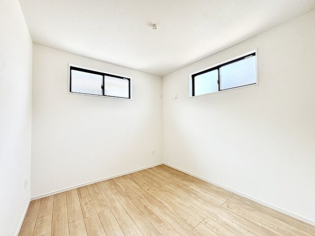 窓からのやさしい光が心地よいプライベートルーム