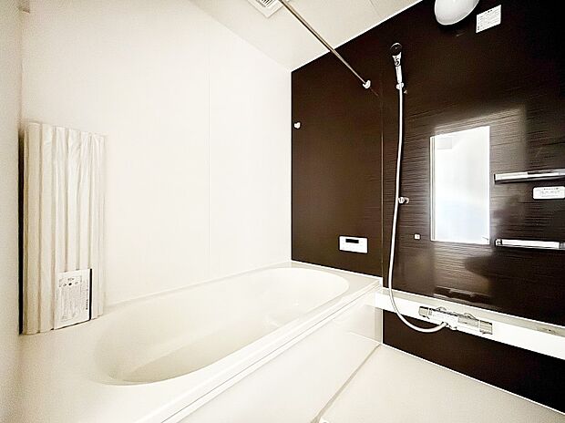 一日の疲れを癒してくれる明るい清潔感のあるバスルーム