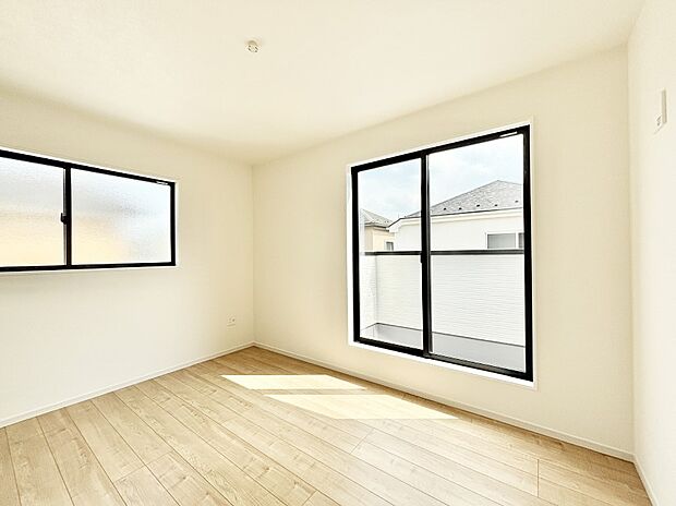 バルコニーが開放感をプラスしてくれる洋室