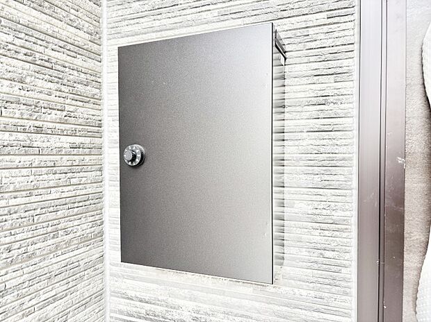 シンプルなデザインのポスト