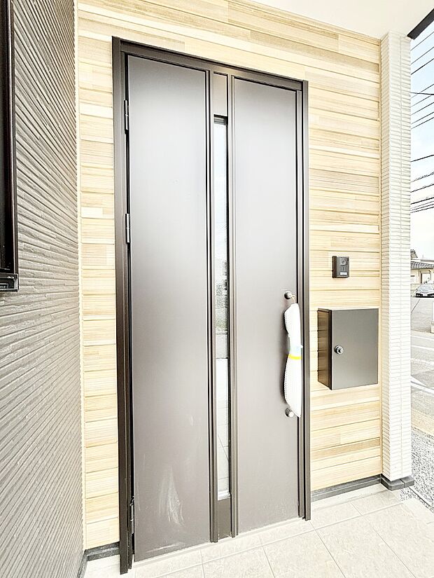 玄関前は雨が降っても濡れにくい屋根付き