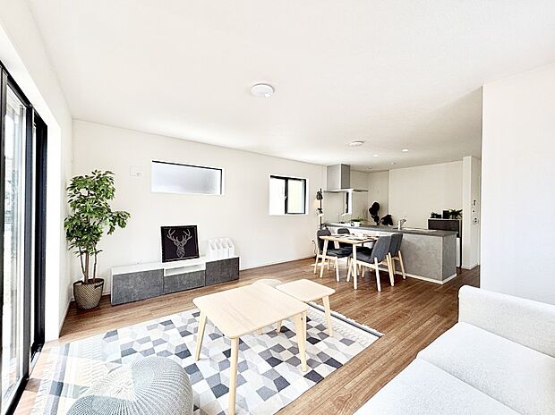 落ち着いた雰囲気のLDKは家族みんなの快適空間