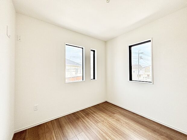 窓からのやさしい光が心地よいプライベートルーム