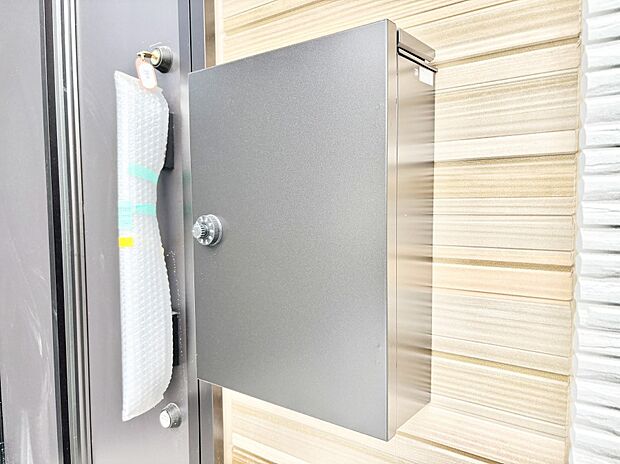 シンプルなデザインのポスト