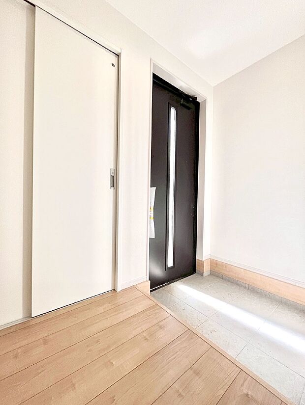 明るい玄関はお客様をお出迎えするのにぴったりです！ 