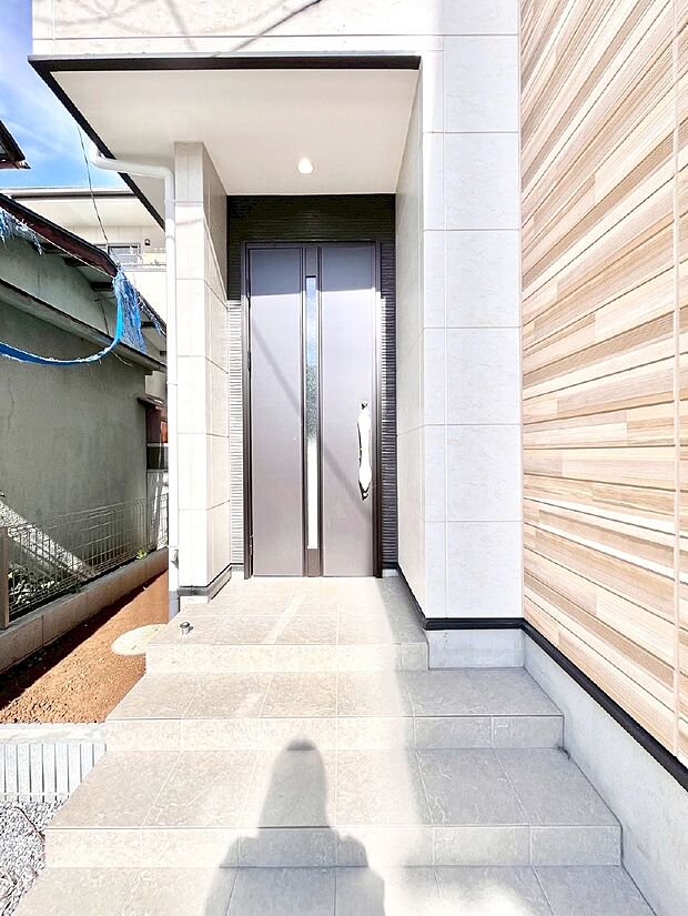 大切な家族、来客を出迎える玄関。