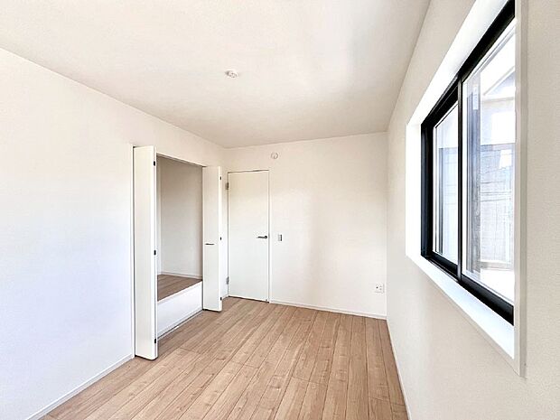 窓からのやさしい光が心地よいプライベートルーム