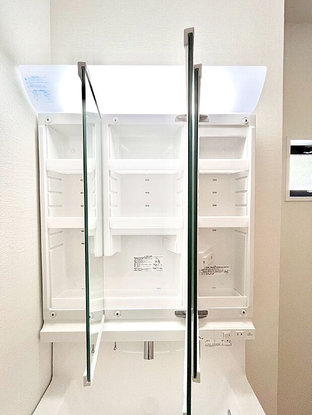 三面鏡の裏に、化粧品や衛生用品などを収納可能。洗面台をすっきりと保ちます！