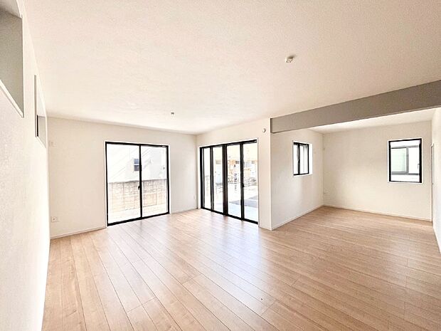 大きな窓からたっぷりの陽光と風を感じられるリビング