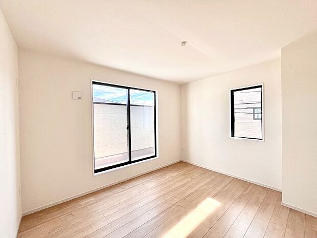 バルコニーが開放感をプラスしてくれる洋室  