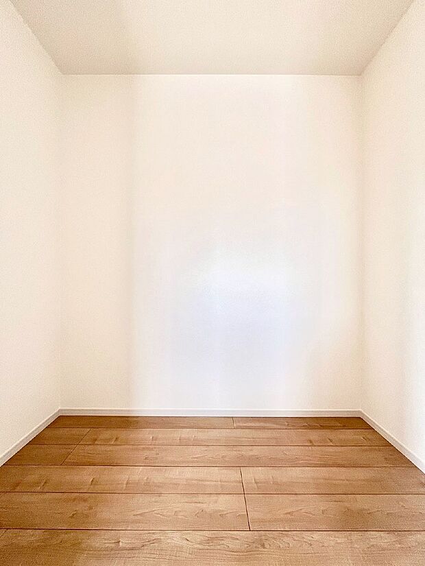 ウォークインクローゼット付きで生活空間を広く利用できます。